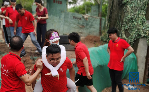 賣上銀香蕉视频在线看的小女孩公司團建2